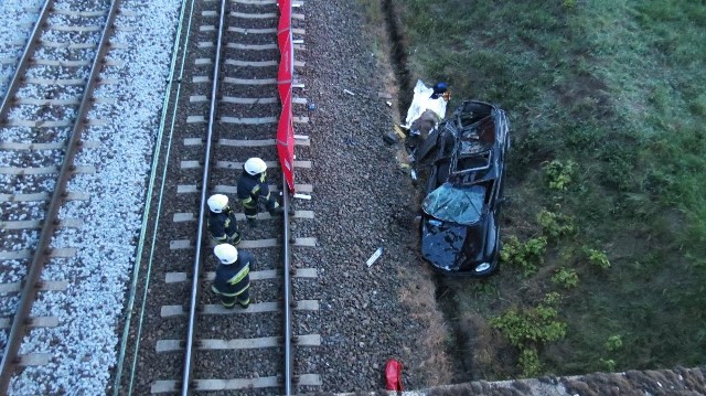 Prowadzony przez aresztowanego 23-latka opel corsa spadł ze skarpy na tory kolejowe. Śmierć poniósł  20-letni pasażer.