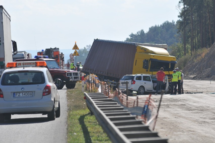 Tir po uderzeniu w mercedesa zjechał na lewy pas i zderzył...