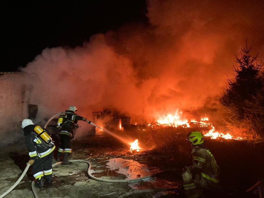 Około czterech godzin strażacy walczyli z dużym pożarem w...