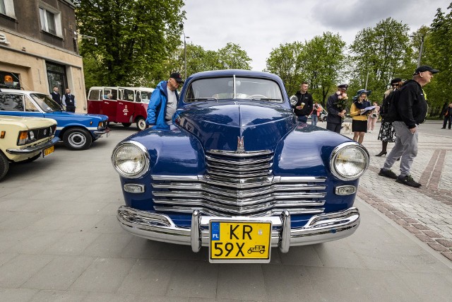 Do floty MPK w Krakowie wrócił wyjątkowy pojazd – to licząca prawie 70 lat taksówka marki Warszawa M20. Na Alei Róż pokazano też inne egzemplarze retro-taxi