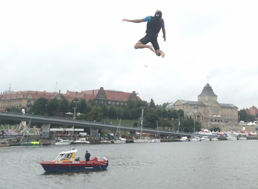 Akrobatyczne skoki do Odry z Trasy Zamkowej robią wrażenie!