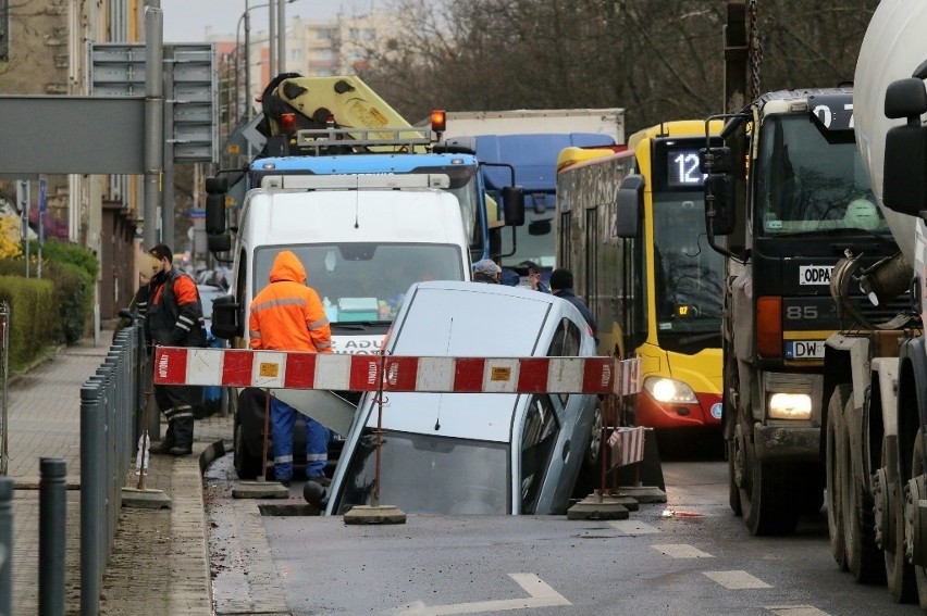 Wypadek na Hallera, samochód wjechał do wykopu, w którym...