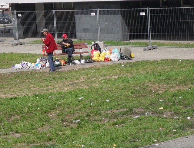 "Ok. godz 22 większość już ledwie stała na nogach. Nie wspomnę o tym co działo się na grzędach rano, jedno wielkie śmietnisko i zapach uryny nie do wytrzymania. Coś co przechodzi ludzkie pojęcie. " - pisze w liście Czytelniczka.