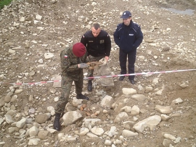 Po interwencji strażaków OSP policjanci zabezpieczyli miejsce, gdzie znaleziono minę. Czuwali dwa dni, do czasu przyjazdu saperów