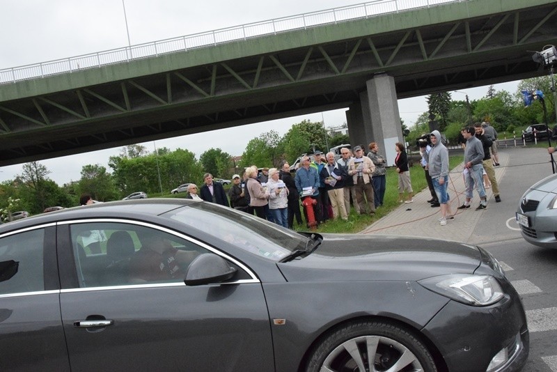 Mieszkańcy Kuźnik protestują, bo mają dość hałasu (ZDJĘCIA, FILM)