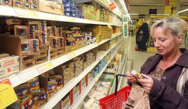 Klienci z niedowierzaniem oglądają kostki masła. Cena za 200 gramowe opakowanie w wielu sklepach nawet tych dyskontowych przekroczyła siedem złotych. Końca podwyżek nie widać.