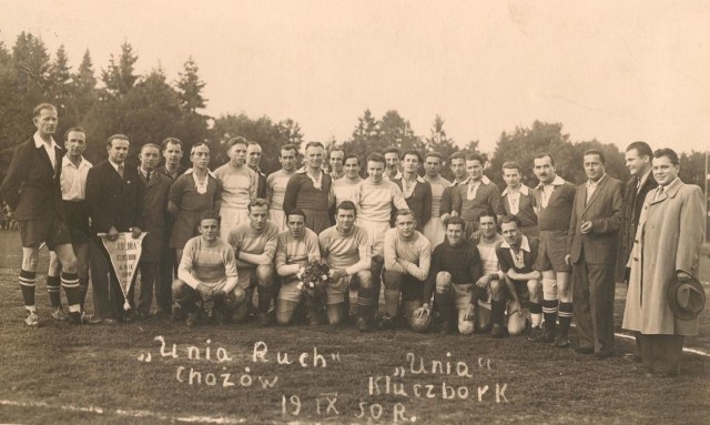 Legendarny Gerard Cieślik zagrał nawet w pokazowym meczu w Kluczborku - 19 września 1950 roku. Na pamiątkowym zdjęciu obu drużyn Gerard Cieślik stoi siódmy od lewej strony.