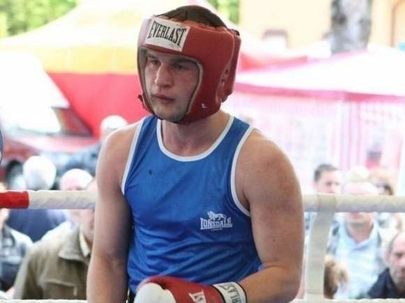 Dawid Deik, pięściarz Czarnych Słupsk wygrał w pierwszej rundzie mistrzostw Polski seniorów w boksie w Poznaniu.