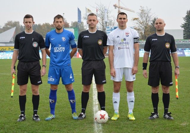 Kapitanowie Unii Tarnów Paweł Węgrzyn (niebieska koszulka) i Wiślan Jaśkowice Maciej Wcisło (biała koszulka) w towarzystwie arbitrów sobotniego meczu