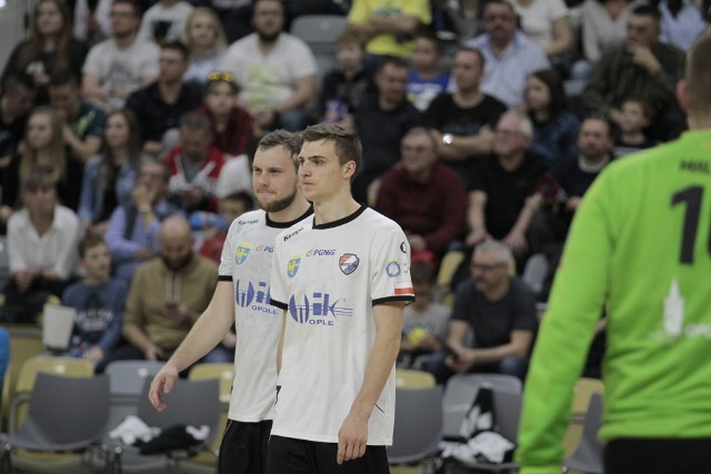Stawką meczu Gwardii z Zagłębiem będą trzy punkty. Na zdjęciu rozgrywający zespołu z Opola (od lewej): Kamil Mokrzki i Maciej Zarzycki.