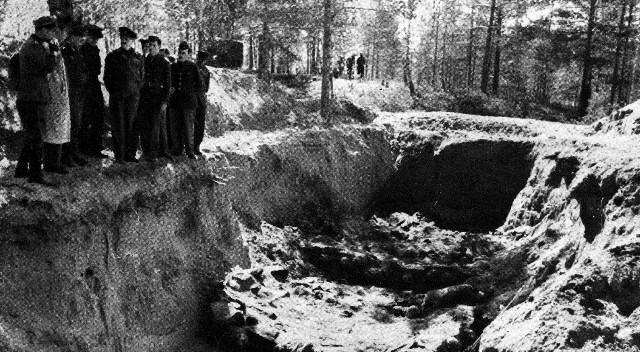 Pierwsza ekshumacja zamordowanych przez NKWD oficerów Wojska Polskiego w Katyniu zlecona przez Niemców – kwiecień 1943 r.  Często identyfikacja zwłok była możliwa tylko dzięki przedmiotom znalezionym przy zamordowanych polskich żołnierzach. Tak było w przypadku pułkownika Kazimierza Żelisławskiego i jego papierośnicy.