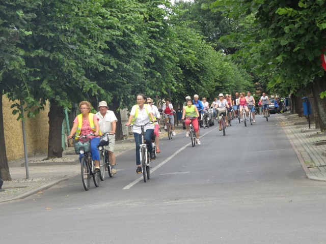 Po raz drugi samorządy sąsiadujących ze sobą gmin: Nieszawy i Raciążka zorganizowały Piknik Rowerowy. Najpierw było wspólne pokonanie trasy z Placu Jagiellończyka w Nieszawie przez Józefowo i Sierzchowo do Raciążka, a potem wspólny odpoczynek z atrakcjami w ruinach raciążeckiego zamku, gdzie zorganizowano grilla, częstowano żurkiem i napojami, były atrakcje dla dzieci, trochę muzyki, znakowanie rowerów oraz zwiedzania muzeum parafialnego z przewodnikiem. W tym roku na piknik wybrało się ok. 70 rowerzystów, m.in. z Aleksandrowa Kujawskiego, Ciechocinka, Nieszawy, gminy Raciążek, Osięcin. Najmłodsi, którzy dzielnie  trasę całą pokonali na rowerkach to Alan Rakusiewicz z Ciechocinka (5 lat) i Jonatan Cedro z Nieszawy (7 lat). Wszyscy uczestnicy pikniku dostali specjalne certyfikaty, mówiące o tym, że zdobyli raciążecki zamek.