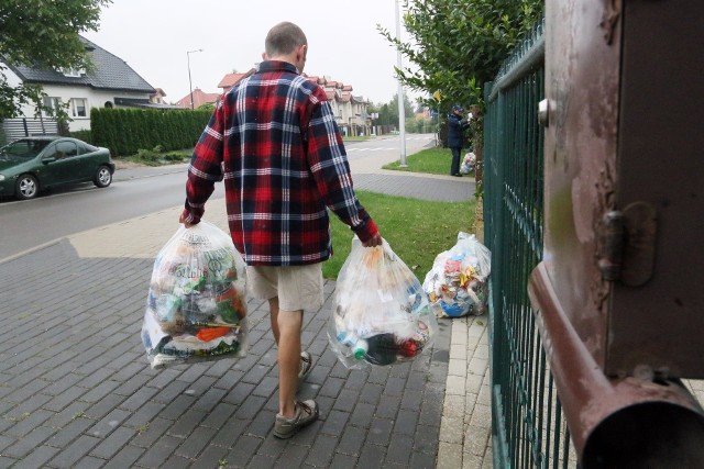 Śmieciowy armagedon na ul. Sławin. Worki zostaną zabrane i nie trzeba przepakowywać śmieci - uspokaja ratusz