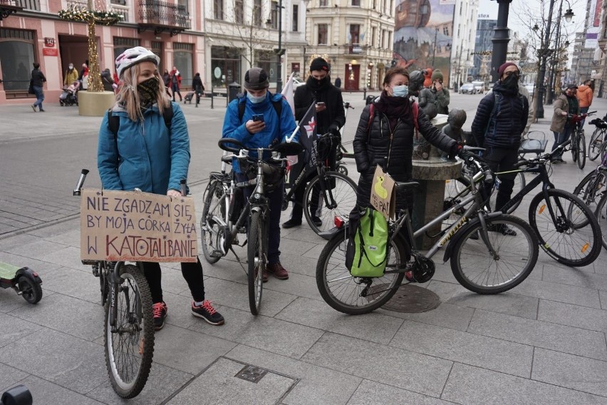 Łódź. Z pasażu Schillera wyruszył rowerowy strajk kobiet