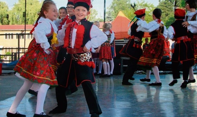 Na scenie najmłodsze "dziecko" Centrum Kultury i Wypoczynku, czyli Zespół Tańca Ludowego Proszowiacy