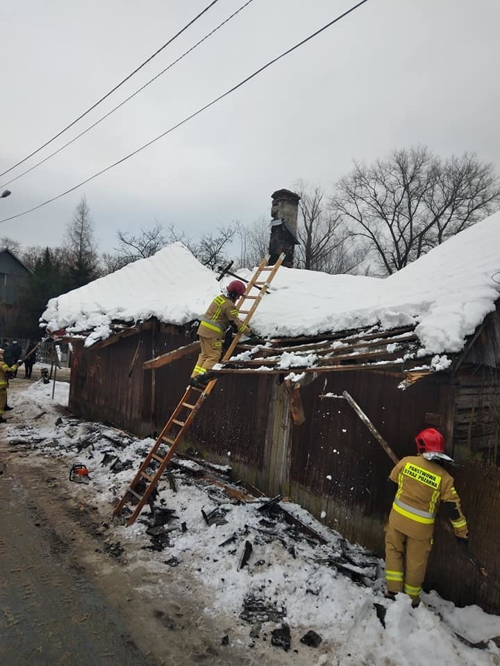 Pod śniegiem zawalił się dach na starym domu w Rudniku nad Sanem. Interweniowali strażacy (ZDJĘCIA)