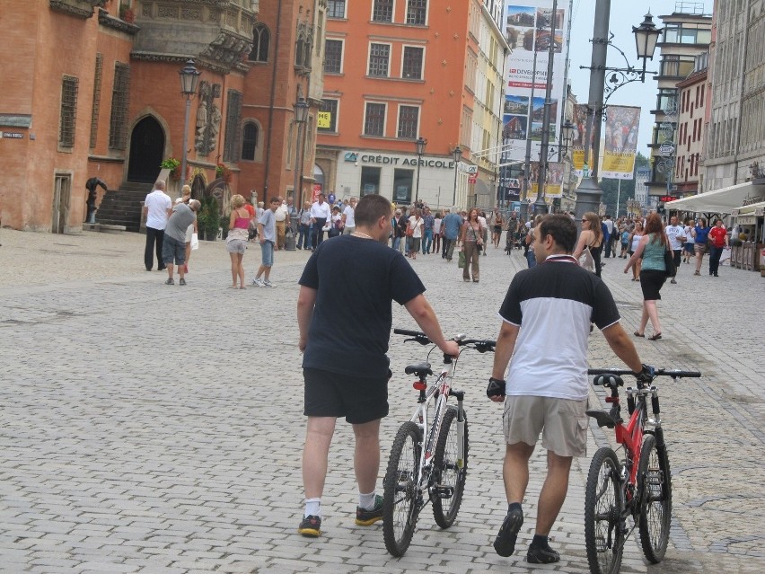 Wrocław: Zakaz jazdy rowerem po Rynku. Jaki zakaz? To fikcja! (ZDJĘCIA) 