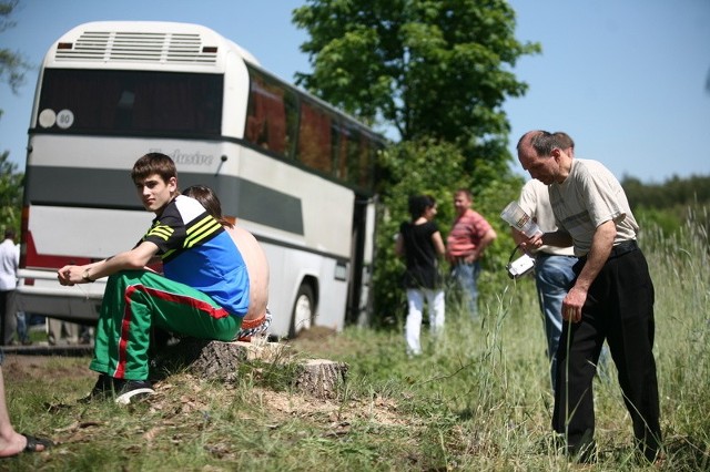 Autokar, którym podróżowała młodzieżowa drużyna bokserska z Białorusi zjechał do rowu i uderzył w drzewo.