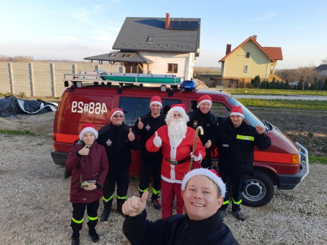 Święty Mikołaj odwiedził mieszkańców w Skowronnie Górnym. Super inicjatywa strażaków (WIDEO, FOTO)