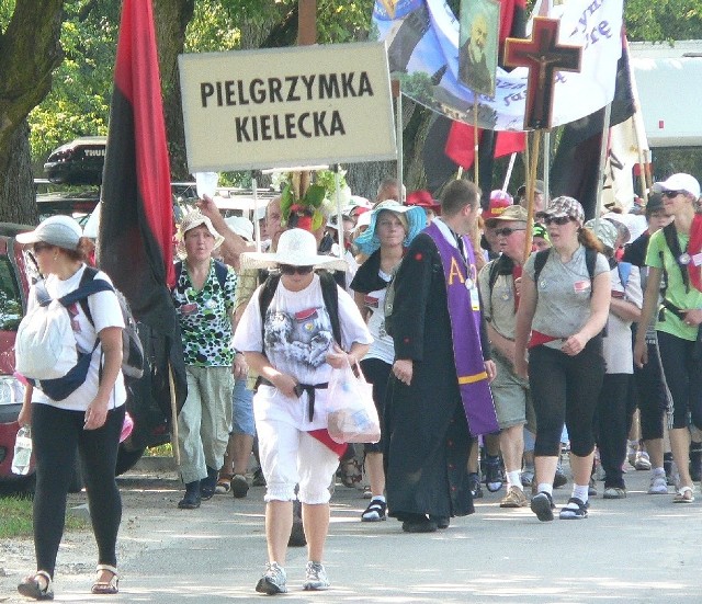 Jako pierwsza wyruszyła w sobotę na trasę pielgrzymki grupa czerwono-czarna - wierni z Kielc, Piekoszowa i Łopuszna.