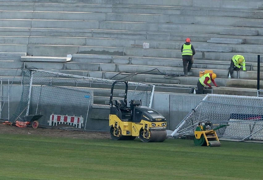 Nowa trawa rozkładana jest już na stadionie Pogoni Szczecin