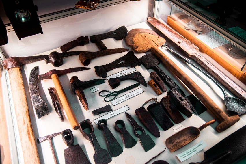 W Kopalni jest też wystawa dawnych narzędzi górniczych.