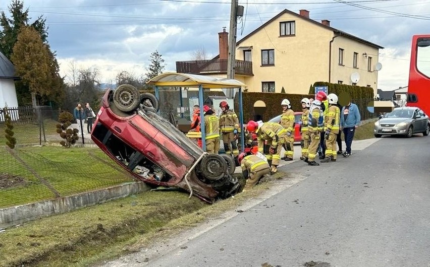 Wypadek w Lipowej (powiat żywiecki). Dachowało auto osobowe, 4 osoby zostały ranne