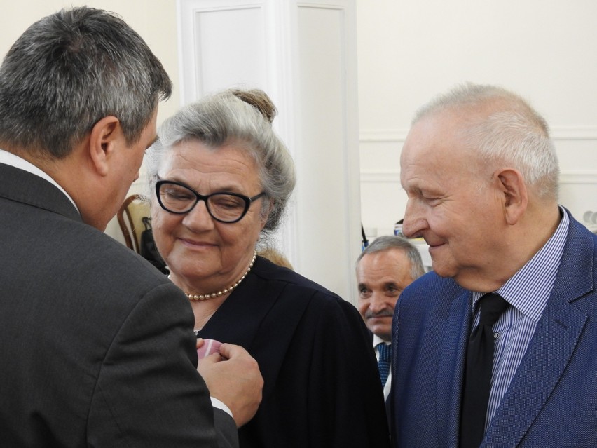 Medal odbierają Wiesława i Stanisław Hagowscy z Kościelca