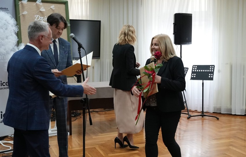 Dzień Edukacji Narodowej w Kozienicach. Burmistrz podziękował nauczycielom i wręczył im nagrody. Zobaczcie zdjęcia
