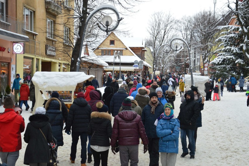 Zakopane zatłoczone. Tysiące turystów. Brakuje wody w kranach [ZDJĘCIA]