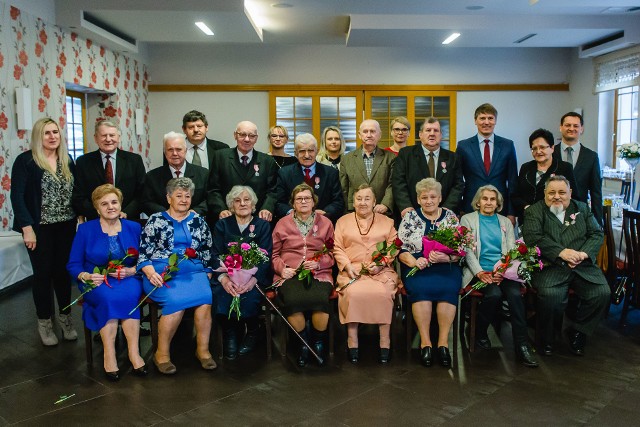 Teresa i Eugeniusz Dąbrowscy z Wieldządza, Zenobia i Marian Kowalscy z Gorynia, Alicja i Stanisław Tyl z Płużnicy, Eugenia i Marian Strzemkowscy z Kotnowa oraz Jadwiga i Kazimierz Zielińscy z Kotnowa obchodzili jubileusz złotych godów. Z tej okazji otrzymali Medale za Długoletnie Pożycie Małżeńskie, które w imieniu prezydenta Polski wręczył im Marcin Skonieczka, wójt gminy Płużnica. Jubilaci otrzymali również dyplomy, upominki oraz kwiaty. W uroczystości wzięły także udział pary małżeńskie obchodzące jubileusze szmaragdowych (55. rocznica ślubu) i diamentowych (60. rocznica ślubu) godów. Spośród tych par 55 lat razem przeżyli Stefania i Stefan Duma z Bielaw, a 60 lat razem Maria i Jerzy Piątkowscy z Mgowa oraz Barbara i Tadeusz Chmielewscy z Płużnicy.