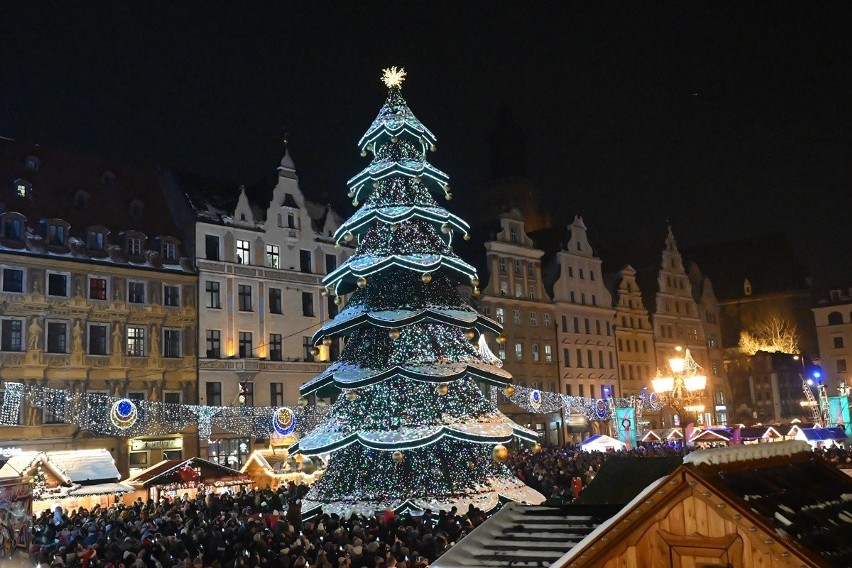 6 grudnia na wrocławskim rynku tłumy ludzi zebrały się by...