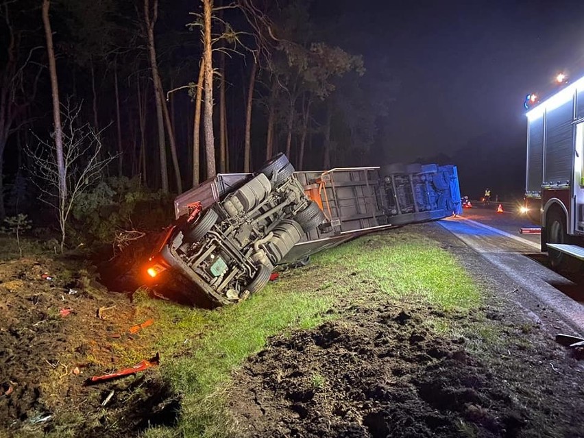 Wypadek na DK10 pod Bydgoszczą. Zmiażdżona kabina kierowcy [zdjęcia]