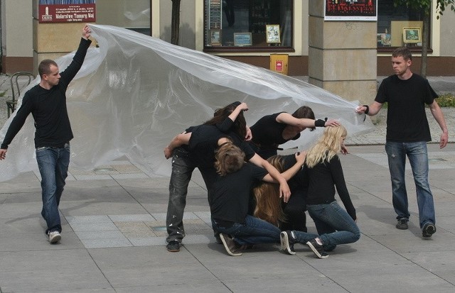 "Kruchość&#8221; to dynamiczny i bardzo emocjonalny spektakl. Młodzi aktorzy teatru Ecce Homo prostymi środkami wyrazu budują głębię.