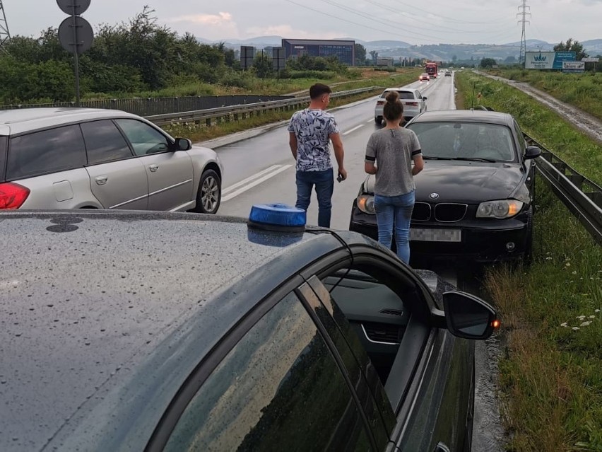 Stary Sącz wypadek. Kobieta przeżyła miłosny zawód i po pijanemu rozbiła czarne BMW [ZDJĘCIA]