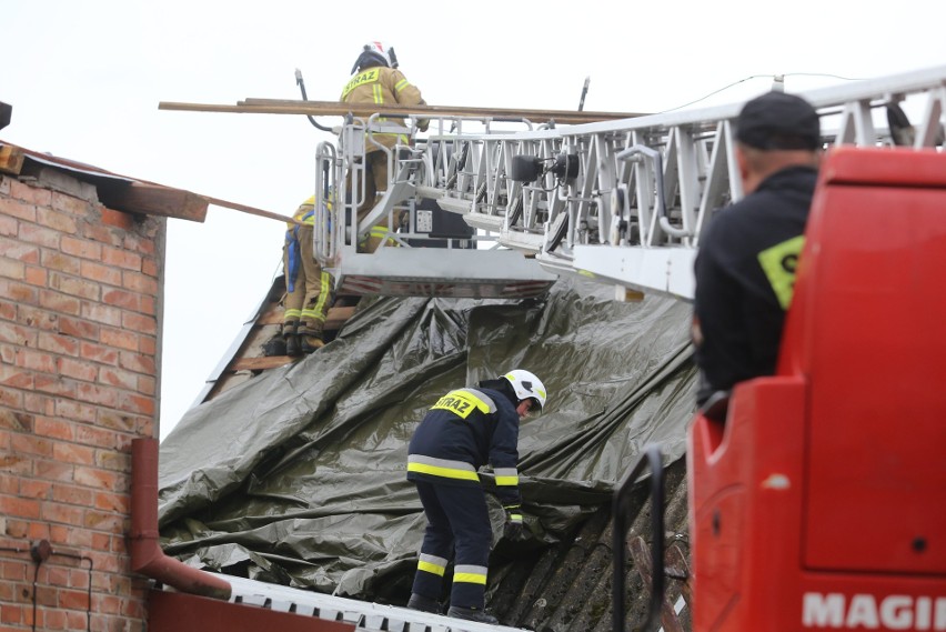 Tornado w Koniecpolu: 150 budynków uszkodzonych, wojewoda...