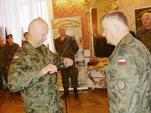 Generał Mirosław Różański otrzymał pamiątkowy kordzik od dowódcy Wojsk Lądowych, gen. Zbigniewa Głowienki