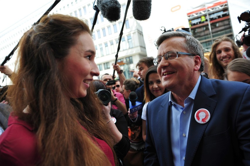 Bronisław Komorowski podczas spaceru po Warszawie