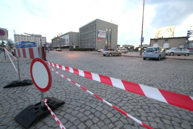 Od poniedziałku, 23 kwietnia od godziny 20 do wtorku 24 kwietnia do godziny 23 zamknięty dla ruchu będzie plac Niepodległości.