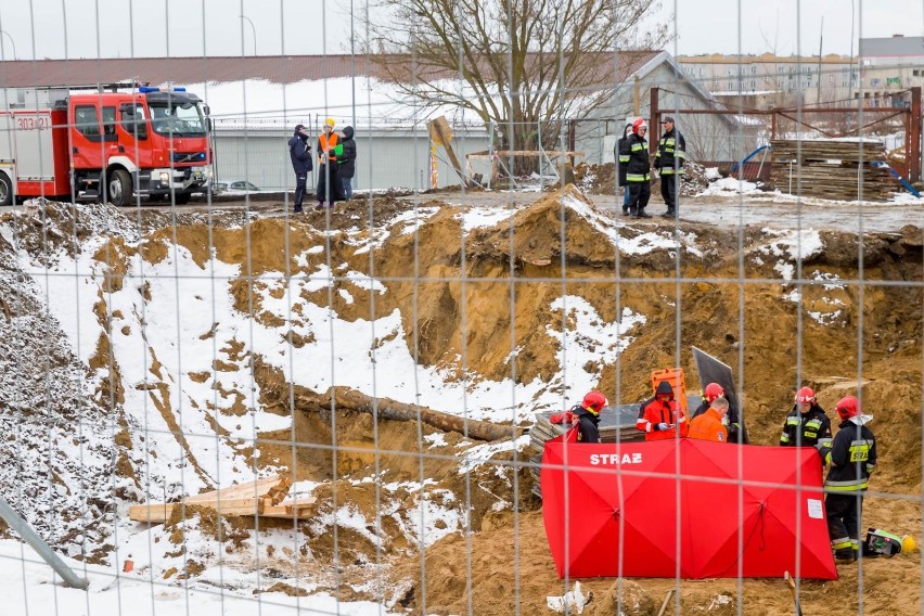 Tragedia na Klepackiej: Dwóch robotników przysypanych ziemią, jeden nie żyje [ZDJĘCIA]