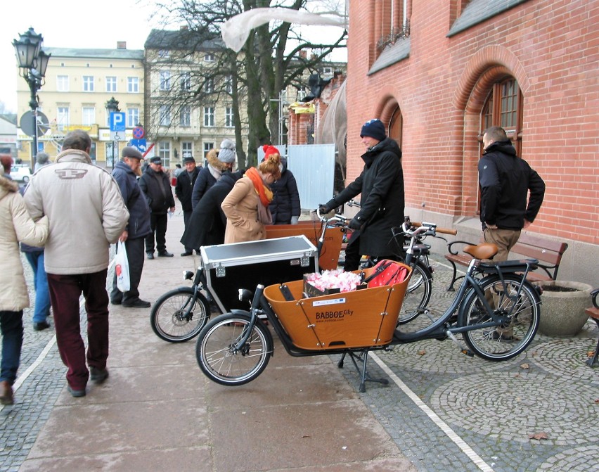 Mikołaje rowerowi dwu- i trzykołowi. Pojeździli, ciastkami poczęstowali