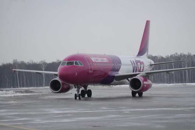 Samolot linii Wizz Air na lubelskim lotnisku