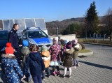 Podopieczni "Doliny Słońca" w Radwanowicach i dzieci ze szkoły integracyjnej uczą się bezpiecznych zachowań