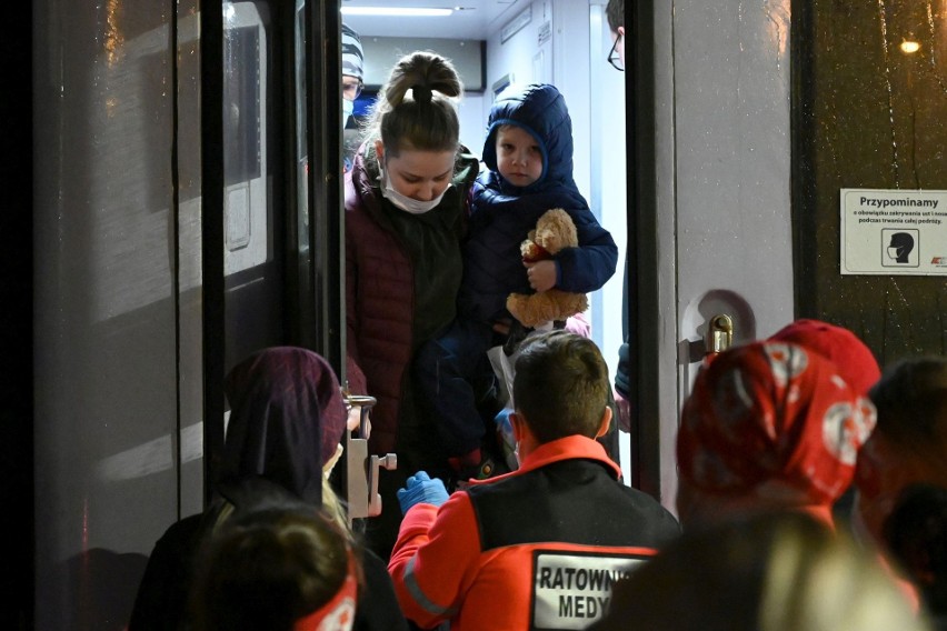 Kolejny transport z chorymi dziećmi z Ukrainy dotarł do Kielc. Wszyscy pacjenci zostali przewiezieni do Bocheńca. Zobaczcie zdjęcia