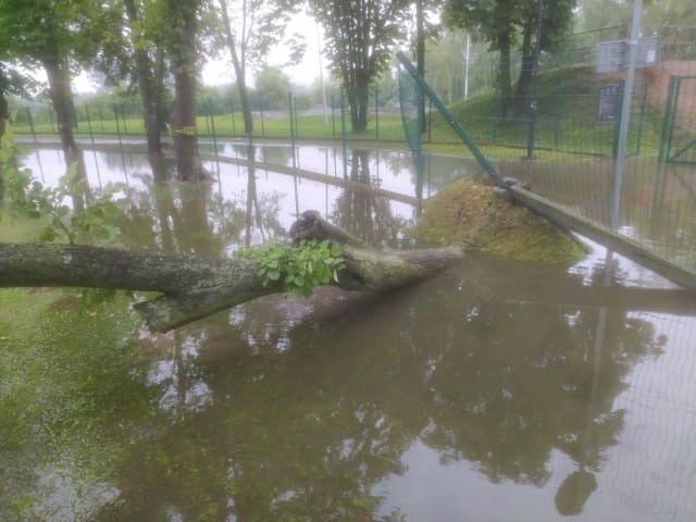 Burza narobiła zamieszania. Stadion w Pińczowie pod wodą