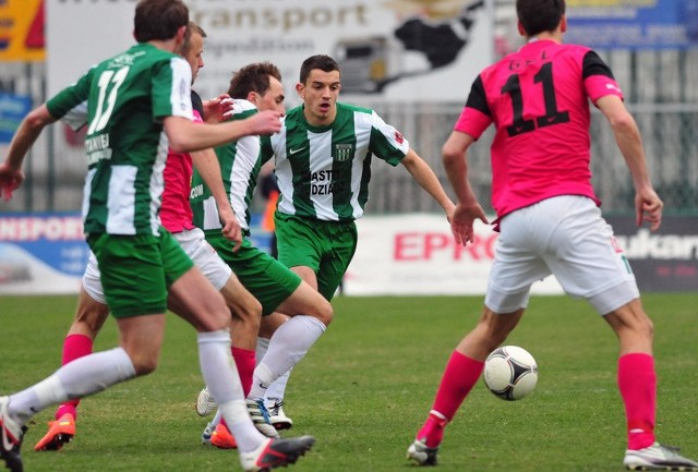 Piłkarze Olimpii (biało-zielone stroje)mają dobre wspomnienia z meczów z Wartą. Oba mecze wygrali 2:1.