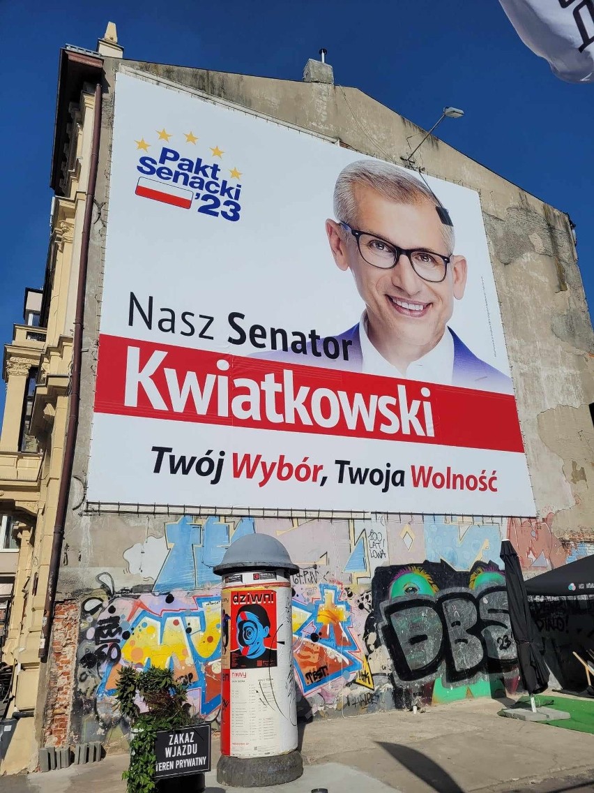 Wielkoformatowa reklama z wizerunkiem Krzysztofa...