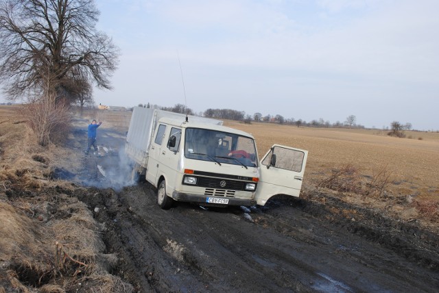 Kiepsko wygląda po deszczach droga w Łąsku Małym. Nie ma czego zazdrościć...