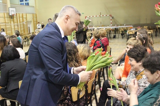 Wójt gminy Mniów, Piotr Wilczak obdarowywał Panie tulipanami.