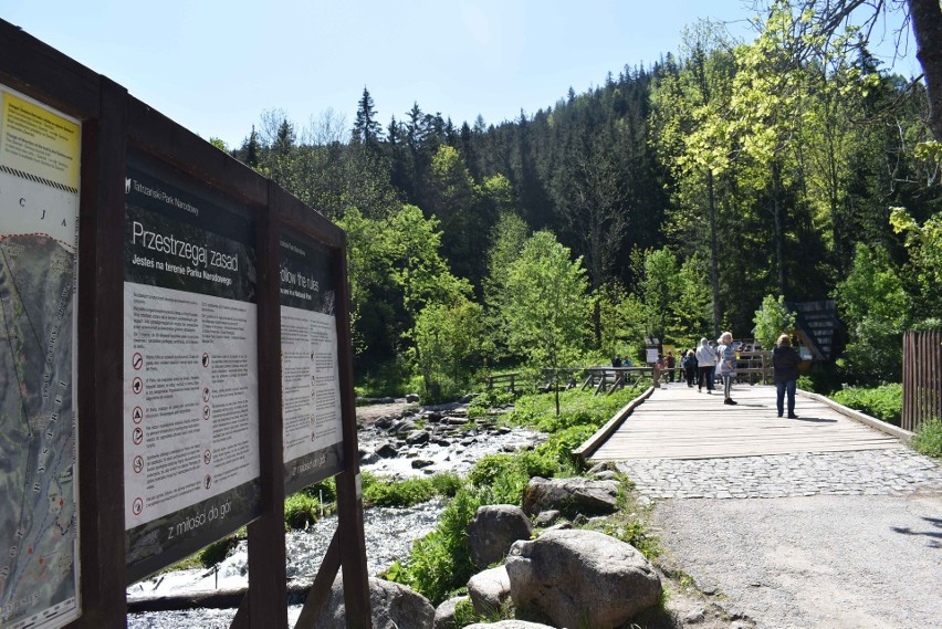 Turyści na szlaki i kolejka linowa na Kasprowy Wierch w Tatrach